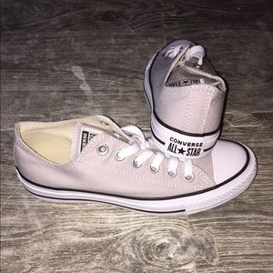 converse low top sneaker! Women’s 7!